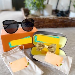 Oversized sunglasses in Black